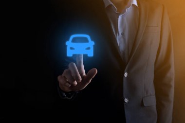 Araba ikonu tutan adamın dijital bileşimi. Araba sigortası ve araba servisi konsepti. Bir jest ve araba ikonu sunan bir iş adamı