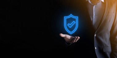 Güvenlik ağı güvenlik bilgisayarı bir iş adamının elinde. business, technology, siber güvenlik ve internet konsepti - iş adamı sanal ekranlardaki kalkan düğmesine basıyor.