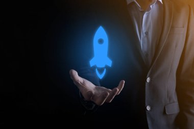 Girişim konsepti, Tablet ve simge roketi tutan İşadamı ekrandan koyu arkaplanda ağ bağlantısı ile fırlıyor ve yükseliyor