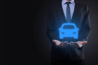 Araba ikonu tutan adamın dijital bileşimi. Araba sigortası ve araba servisi konsepti. Bir jest ve araba ikonu sunan bir iş adamı