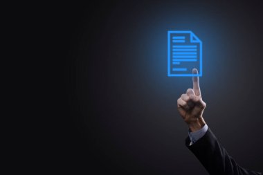 İş adamı elinde bir belge ikonu tutuyor Belge Yönetimi Veri Sistemi İş Dünyası İnternet Teknolojisi Kavramı. Şirket veri yönetim sistemi DMS .