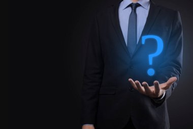 İş adamı el ele tutuşma arayüzü soru işaretleri ağ işareti. İnternette soru sor, SSS konsepti, ne zaman, nerede, nasıl, internette bilgi ara.