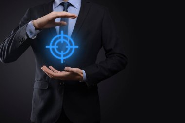 Hedefleme konsepti iş adamının elinde hedef tahtası çizimi. Hedef ve yatırım hedefi kavramı