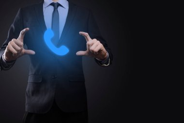 Siyah arka planda takım elbiseli bir iş adamı telefon ikonu. İş İletişim Destek Merkezi Müşteri Hizmetleri Teknolojisi Konseptini ara.
