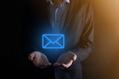 İş adamı elinde e-posta simgesi ile bizimle iletişim kurar ve kişisel bilgilerinizi spam postalarından korur. Müşteri hizmetleri çağrı merkezi bizimle iletişim kurar.