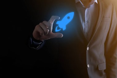 Girişim konsepti, Tablet ve simge roketi tutan İşadamı ekrandan koyu arkaplanda ağ bağlantısı ile fırlıyor ve yükseliyor