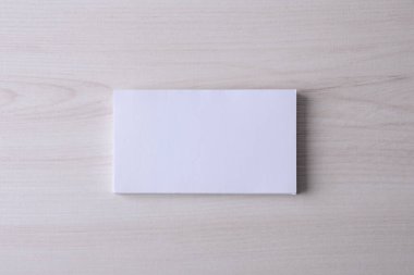 Tahta arka planda kartvizit boş. Şirket Kırtasiyesi, Marka Model. Yaratıcı tasarımcı masası. Düz yatıyordu. Uzayı metin için kopyala. Kimlik Şablonu