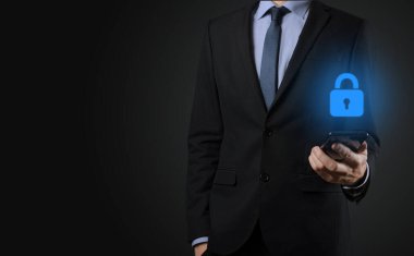 Siber güvenlik ağı. Asma kilit simgesi ve internet teknolojisi ağı. Sanal arayüzde veri kişisel bilgilerini koruyan bir iş adamı. Veri koruma gizlilik kavramı. GDPR. AB.