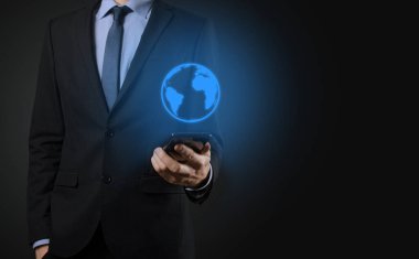 Dünya ikonu dijital küreyi tutan iş adamı.