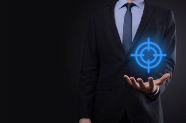 Hedefleme konsepti iş adamının elinde hedef tahtası çizimi. Hedef ve yatırım hedefi kavramı