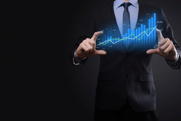 Geschäftsleute Die Holographische Grafiken Und Börsenstatistiken Halten Erzielen Gewinne Konzept — Stockfoto