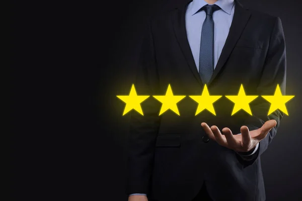 企業の評価を高めるために5つ星のシンボルを指しています レビュー 評価やランキング 評価と分類の概念 — ストック写真