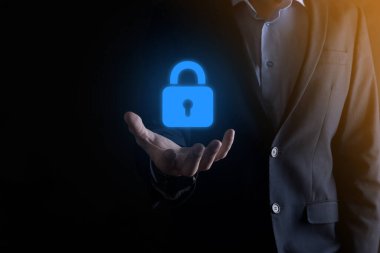 Siber güvenlik ağı. Asma kilit simgesi ve internet teknolojisi ağı. Sanal arayüzde veri kişisel bilgilerini koruyan bir iş adamı. Veri koruma gizlilik kavramı. GDPR. AB.