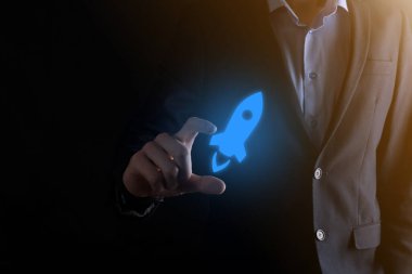 Girişim konsepti, Tablet ve simge roketi tutan İşadamı ekrandan koyu arkaplanda ağ bağlantısı ile fırlıyor ve yükseliyor