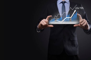 Siyah arka plan baskısı yapan bir iş adamı, pozitif büyüme okuna parmağını basar. Göstergelerin grafikleri. İş geliştirme ve finans kavramı.