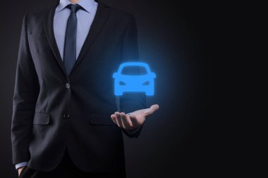 Araba ikonu tutan adamın dijital bileşimi. Araba sigortası ve araba servisi konsepti. Bir jest ve araba ikonu sunan bir iş adamı