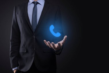 Siyah arka planda takım elbiseli bir iş adamı telefon ikonu. İş İletişim Destek Merkezi Müşteri Hizmetleri Teknolojisi Konseptini ara.