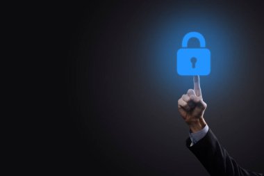 Siber güvenlik ağı. Asma kilit simgesi ve internet teknolojisi ağı. Sanal arayüzde veri kişisel bilgilerini koruyan bir iş adamı. Veri koruma gizlilik kavramı. GDPR. AB.