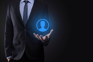 İş adamı alışveriş arabasını tutuyor, market arabası, dijital ödeme arayüzü. İş, ticaret ve alışveriş konsepti..