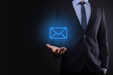 İş adamı elinde e-posta simgesi ile bizimle iletişim kurar ve kişisel bilgilerinizi spam postalarından korur. Müşteri hizmetleri çağrı merkezi bizimle iletişim kurar.
