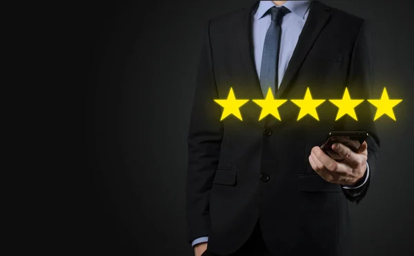 企業の評価を高めるために5つ星のシンボルを指しています レビュー 評価やランキング 評価と分類の概念 — ストック写真
