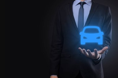 Araba ikonu tutan adamın dijital bileşimi. Araba sigortası ve araba servisi konsepti. Bir jest ve araba ikonu sunan bir iş adamı