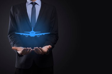 Holografik grafikler ve borsa istatistikleri tutan işadamı kâr elde ediyor. Büyüme planlama ve iş stratejisi kavramı. İyi ekonomi formunun dijital ekran görüntüsü