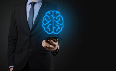 Sanal, yenilikçi gelişim, gelecek teknoloji, bilim, yenilik ve iş kavramı üzerine soyut beyin ve simge araçları, aygıt, müşteri ağı iletişimini elinde tutan işadamı.