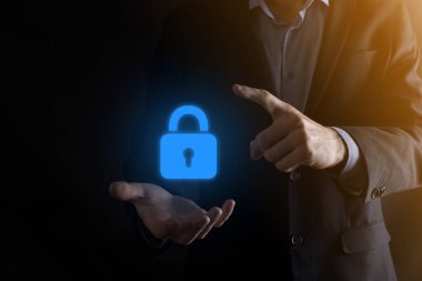 Siber güvenlik ağı. Asma kilit simgesi ve internet teknolojisi ağı. Sanal arayüzde veri kişisel bilgilerini koruyan bir iş adamı. Veri koruma gizlilik kavramı. GDPR. AB.