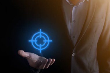 Hedefleme konsepti iş adamının elinde hedef tahtası çizimi. Hedef ve yatırım hedefi kavramı