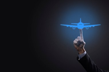 Holografik grafikler ve borsa istatistikleri tutan işadamı kâr elde ediyor. Büyüme planlama ve iş stratejisi kavramı. İyi ekonomi formunun dijital ekran görüntüsü