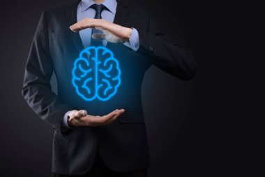 Sanal, yenilikçi gelişim, gelecek teknoloji, bilim, yenilik ve iş kavramı üzerine soyut beyin ve simge araçları, aygıt, müşteri ağı iletişimini elinde tutan işadamı.