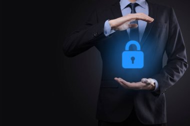 Siber güvenlik ağı. Asma kilit simgesi ve internet teknolojisi ağı. Sanal arayüzde veri kişisel bilgilerini koruyan bir iş adamı. Veri koruma gizlilik kavramı. GDPR. AB.