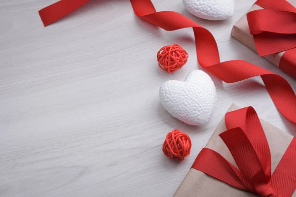 情人节礼物的背景情人节礼物的背景情人节礼物的背景 木制背景上的红丝带 顶部视图 — 图库照片