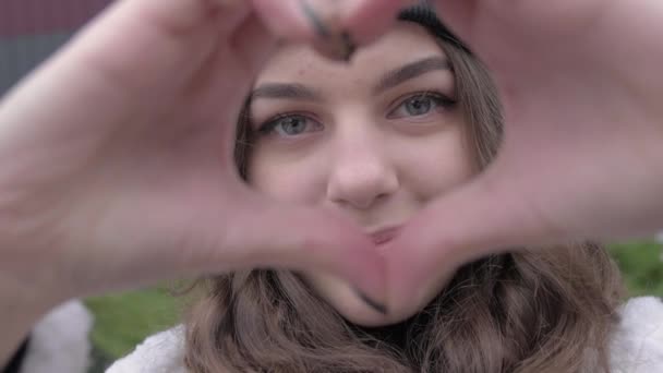 Junge Attraktive Dunkelhaarige Hipster Frau Lächelt Posiert Make Herzform Handgeste — Stockvideo