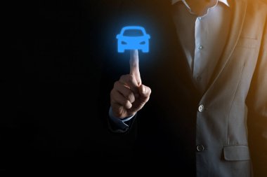Araba ikonu tutan adamın dijital bileşimi. Araba sigortası ve araba servisi konsepti. Bir jest ve araba ikonu sunan bir iş adamı