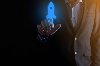 Girişim konsepti, Tablet ve simge roketi tutan İşadamı ekrandan koyu arkaplanda ağ bağlantısı ile fırlıyor ve yükseliyor