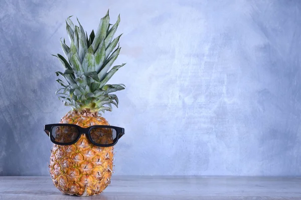 Ananas Brýlích Dřevěném Pozadí — Stock fotografie