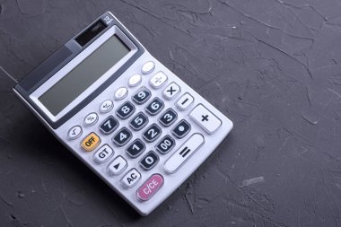 Beton zemin zemininde hesap makinesi var. Üst Manzara. Boşluğu kopyala