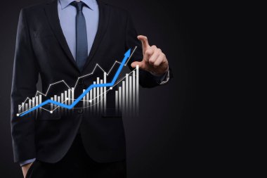 Holografik grafikler ve borsa istatistikleri tutan işadamı kâr elde ediyor. Büyüme planlama ve iş stratejisi kavramı. İyi ekonomi formunun dijital ekran görüntüsü