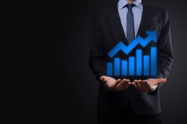 İş adamı artan ekran grafiği, pozitif büyüme ikonu okları üzerinde duruyor. Yaratıcı iş grafiğine yükselen oklarla işaret ediyor. Finansal, ticari büyüme kavramı.