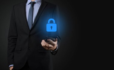 Siber güvenlik ağı. Asma kilit simgesi ve internet teknolojisi ağı. Sanal arayüzde veri kişisel bilgilerini koruyan bir iş adamı. Veri koruma gizlilik kavramı. GDPR. AB.