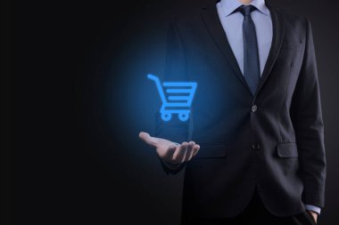 İş adamı alışveriş arabasını tutuyor, market arabası, dijital ödeme arayüzü. İş, ticaret ve alışveriş konsepti..