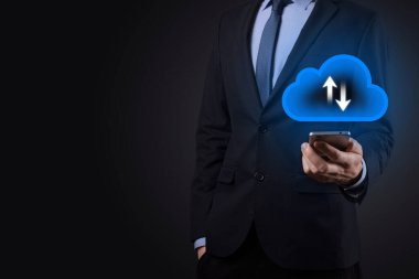 İş adamı bulut simgesini tutar. Bulut hesaplama konsepti - akıllı telefonu buluta bağlar. akıllı telefonlu ağ bilgi teknolojisi uzmanı. Büyük veri kavramı