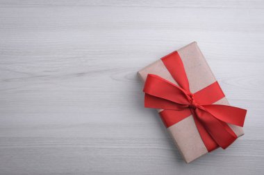 Sevgililer Günü tebrik kartı için arka plan. Sevgililer günü konsepti. Kırmızı hediye kurdeleleri, hediyeler, ahşap bir arka planda kalpler. Üst görünüm.