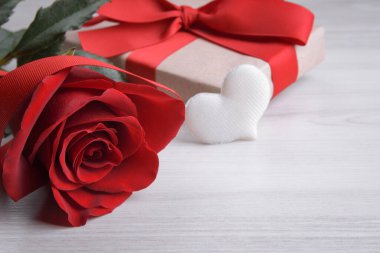 Sevgililer Günü tebrik kartı için arka plan. Sevgililer Günü konsepti. Kırmızı, güzel çiçek açan gül. Kapat.