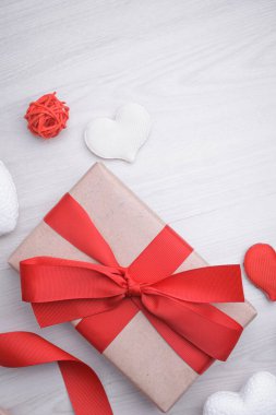 Sevgililer Günü tebrik kartı için arka plan. Sevgililer günü konsepti. Kırmızı hediye kurdeleleri, hediyeler, ahşap bir arka planda kalpler. Üst görünüm.