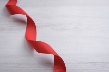 Sevgililer Günü tebrik kartı için arka plan. Sevgililer günü konsepti. Kırmızı hediye kurdeleleri, hediyeler, ahşap bir arka planda kalpler. Üst görünüm.