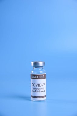 Coronavirus aşısı, tıbbi konsept. Ampul ile Covid-19, SARS-Cov-2 aşısı. Kopyalama. Covid 19 Corona virüsü enfeksiyonunu tedavi etmek için aşı, aşı, aşı, tedavi.
