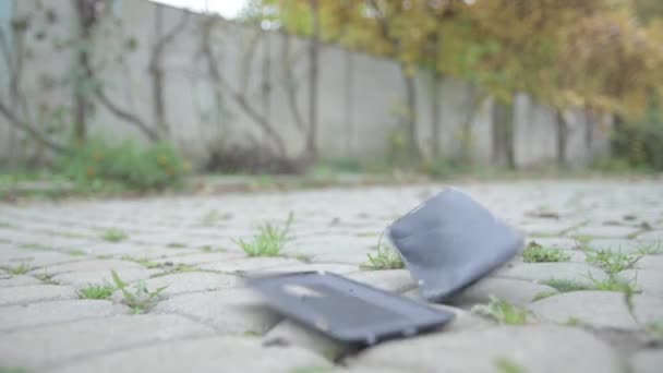 Smartphones Fallen Boden Machen Sie Den Bildschirm Kaputt Und Beschädigt — Stockvideo